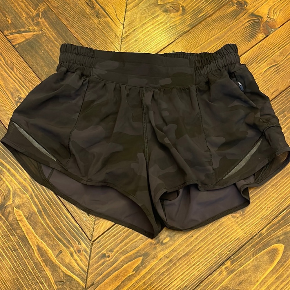 Lululemon hotty hot low-rise camo shorts